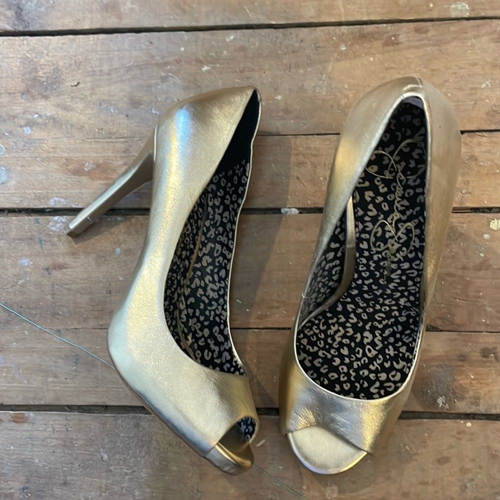 New Gold leather Jessica Simpson 
4 inch pumps peep toe